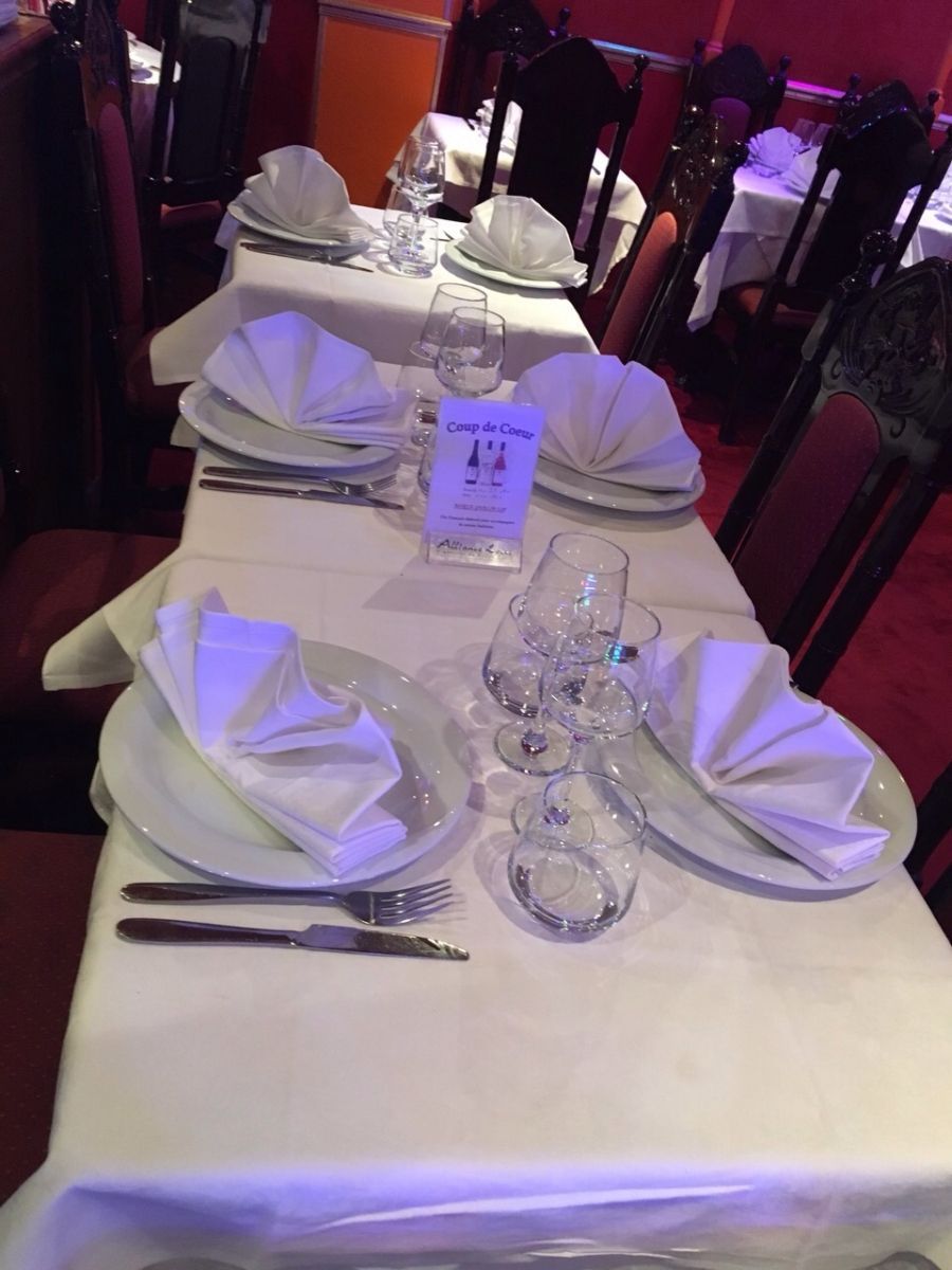 Une table dans un restaurant avec des assiettes et des verres dessus