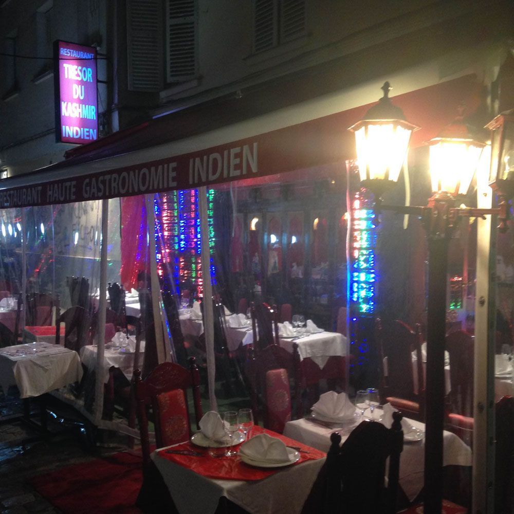 Un restaurant avec une pancarte indiquant « indien » dessus