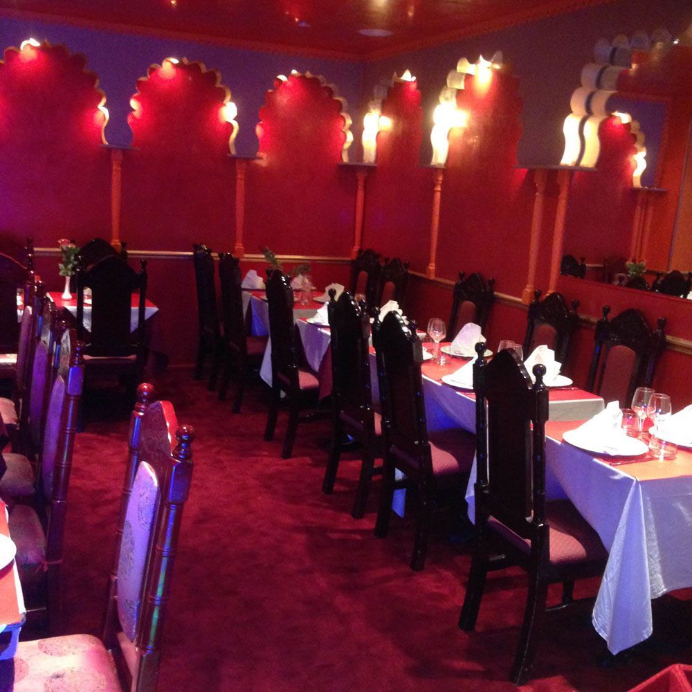 Un restaurant avec beaucoup de tables et de chaises