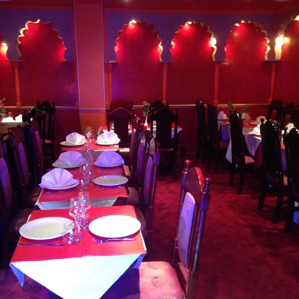 Un restaurant avec beaucoup de tables et de chaises