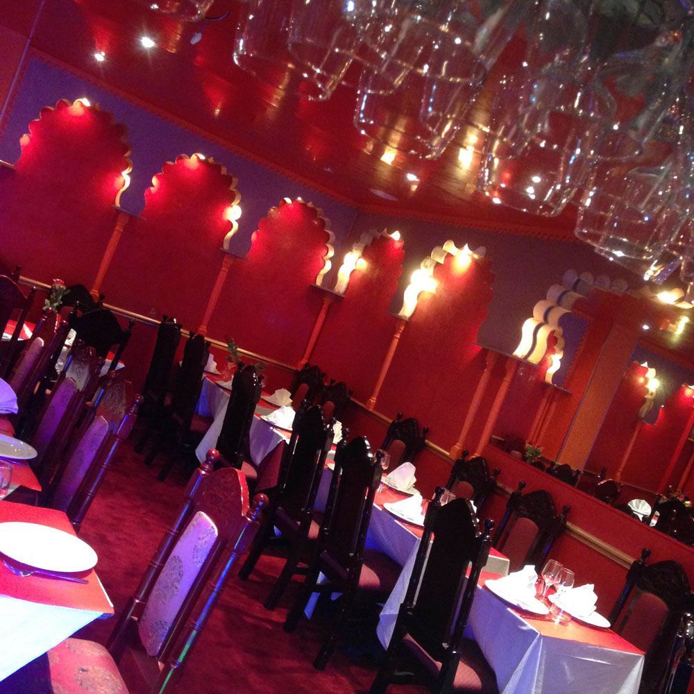 Un restaurant avec beaucoup de tables et de chaises