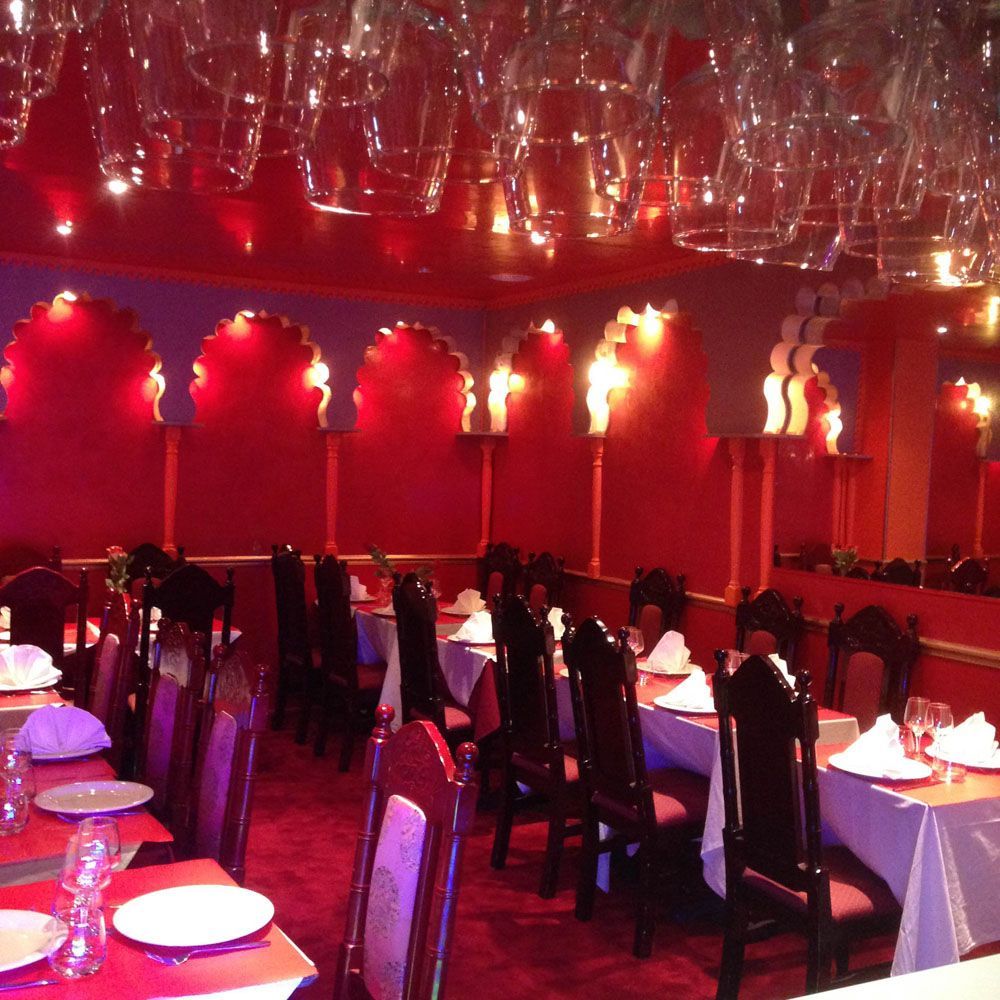 Un restaurant avec beaucoup de tables et de chaises