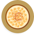 Un gros plan d'une pizza sur une assiette sur fond blanc.
