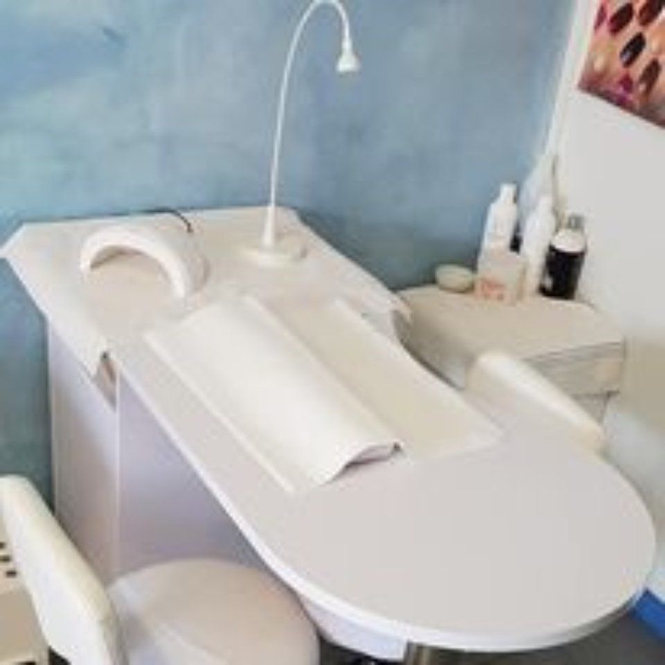 Sala di un centro estetico per sedute di manicure