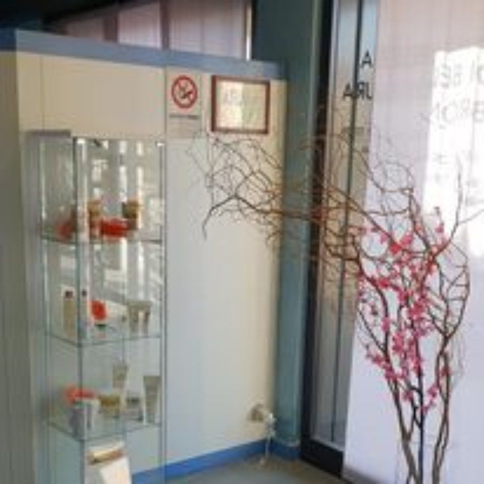 Esposizione di prodotti estetici presso centro di bellezza