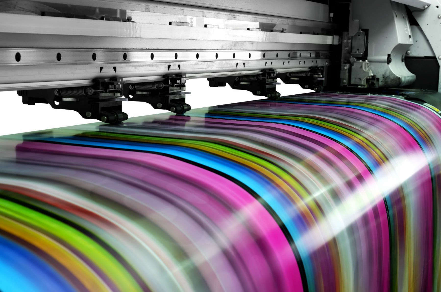 Un grande rotolo di carta colorata viene stampato su una macchina.