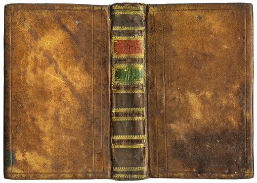 Un libro molto vecchio con una copertina in pelle marrone