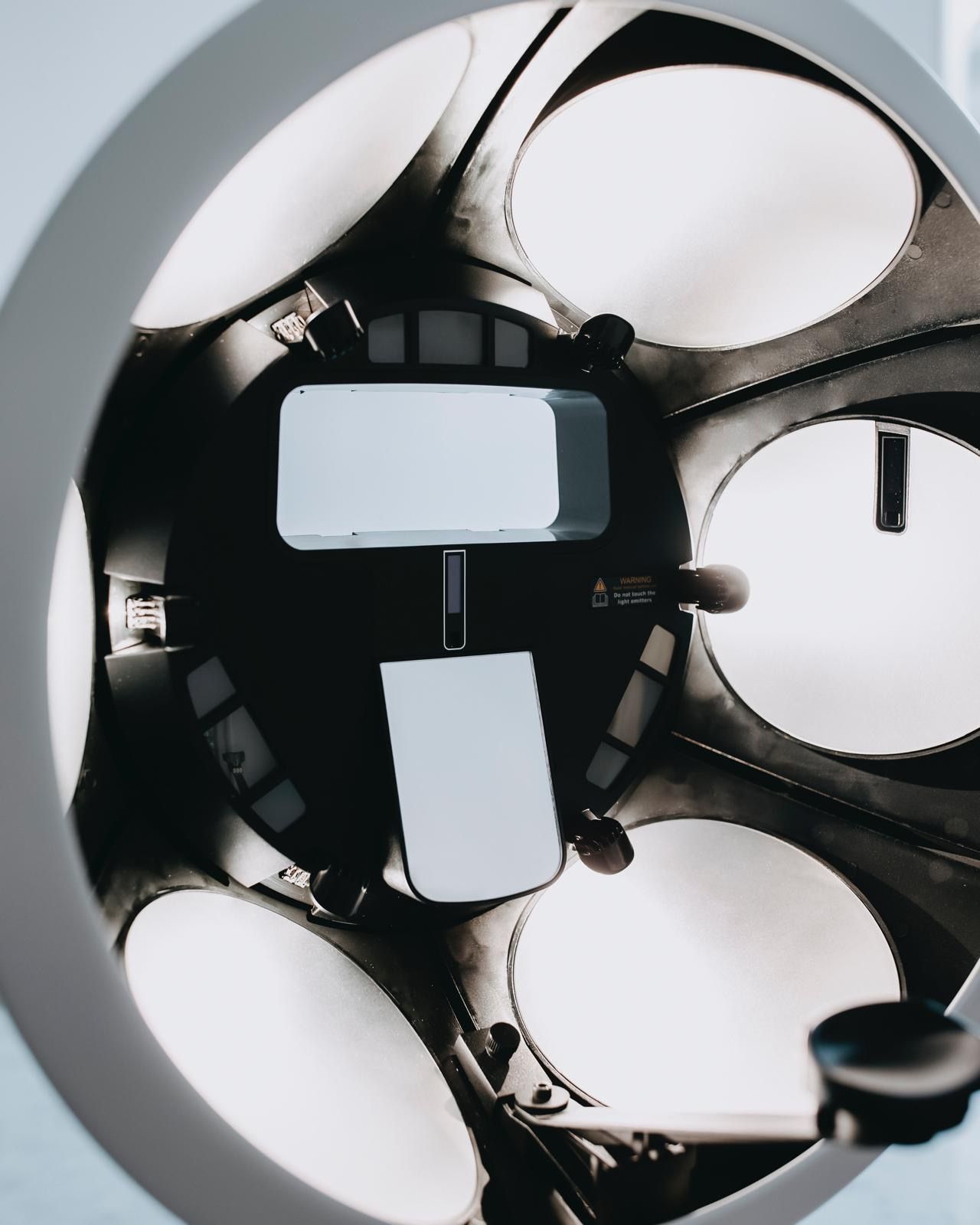 Ein Schwarzweißfoto einer Operationsleuchte