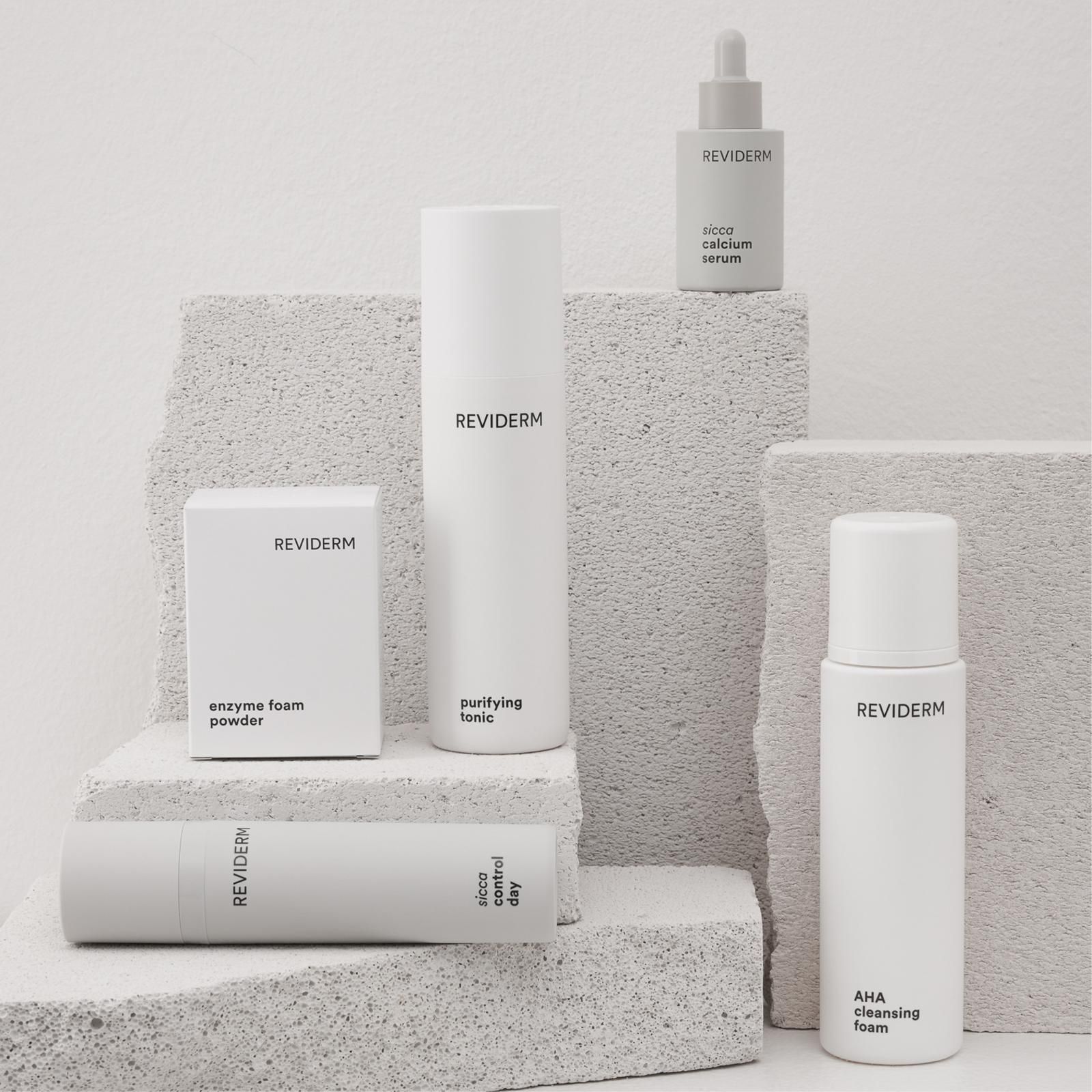 Eine Sammlung weißer Flaschen und Schachteln mit dem Wort „Reveren“ darauf