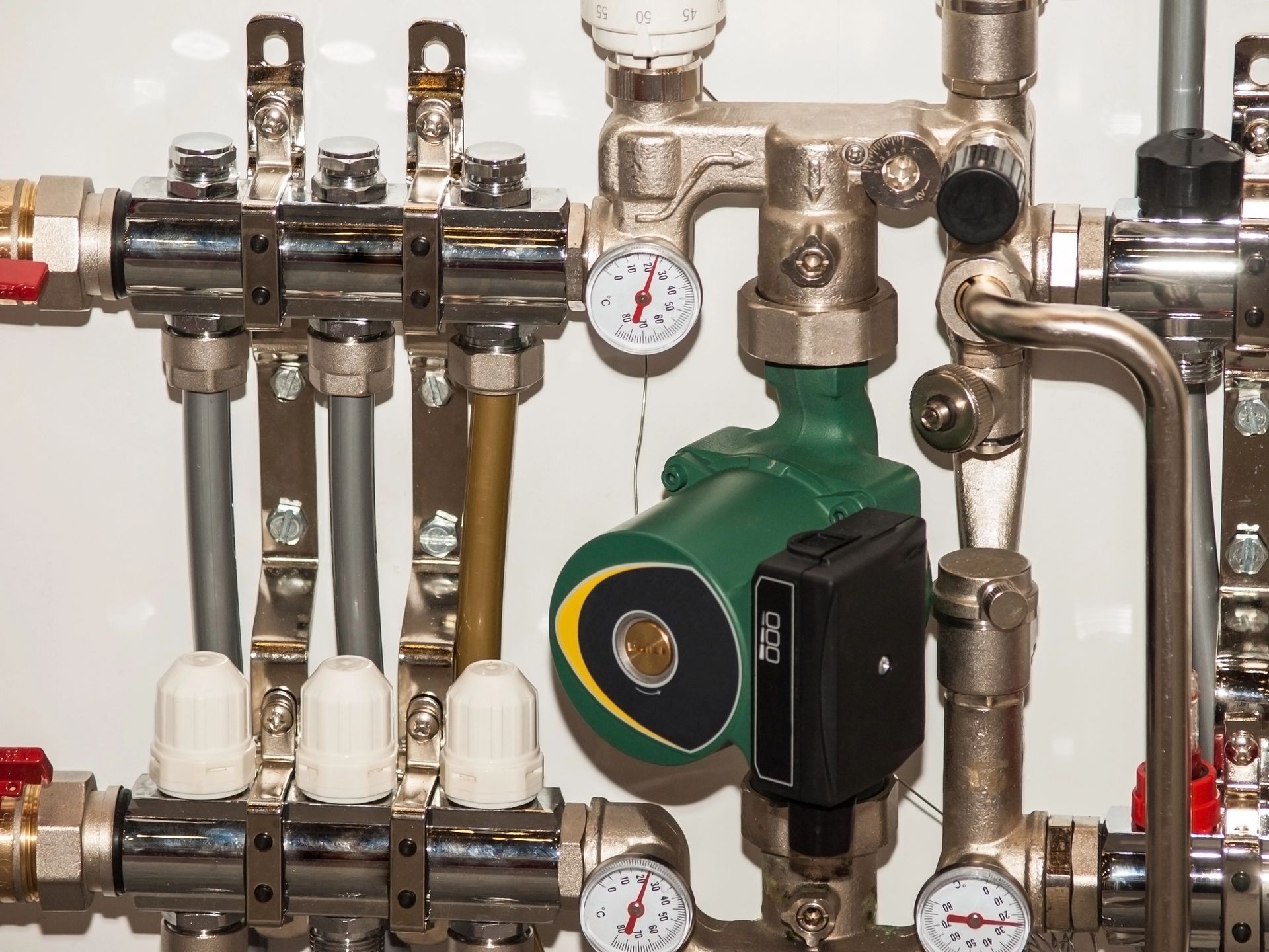 Apparecchiature per il trattamento delle acque industriali con tubi, pompe e valvole in una camera bianca.