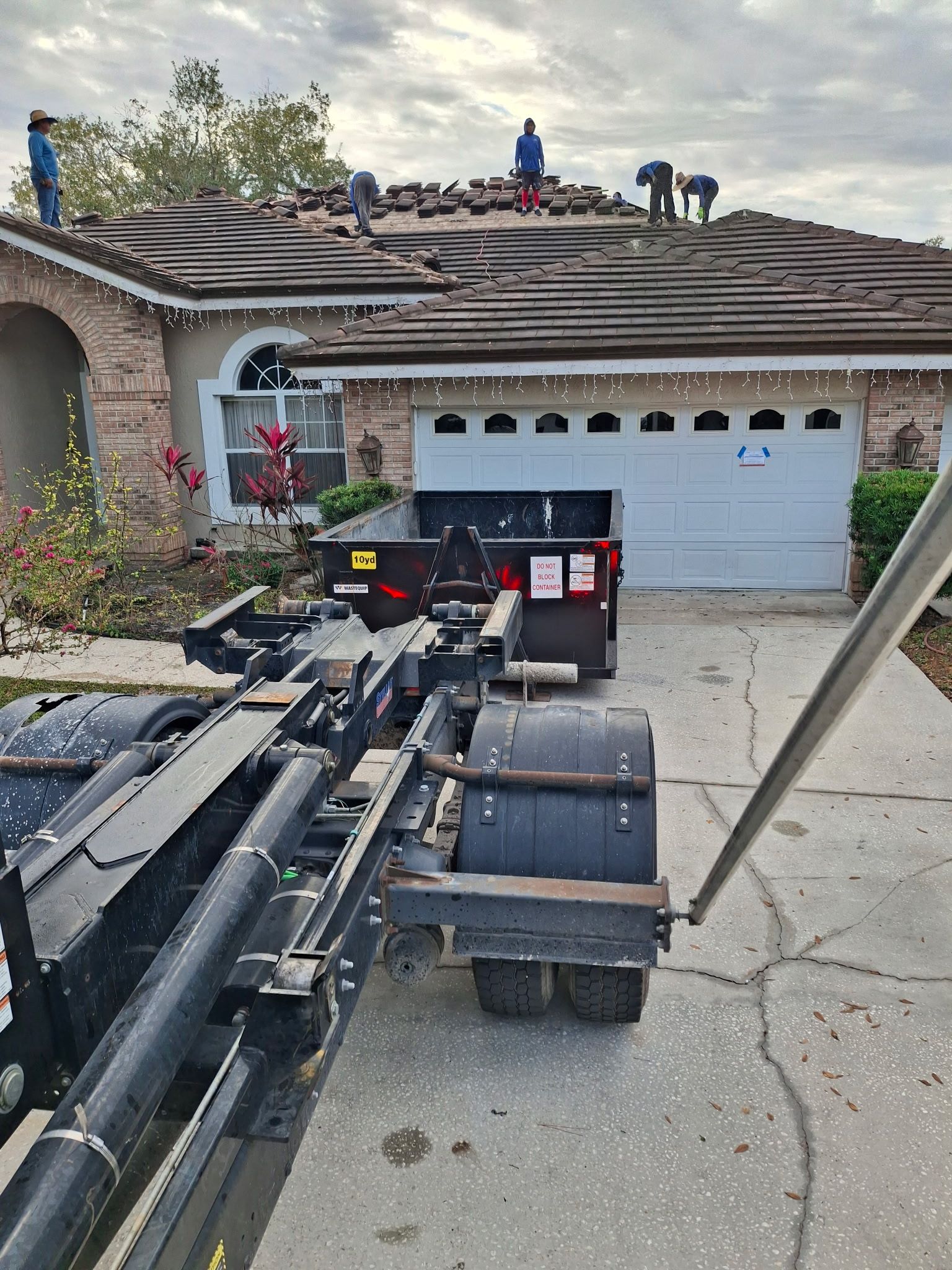 10‑yard dumpster used for a tile roofing tear‑off in Mulberry, Florida.