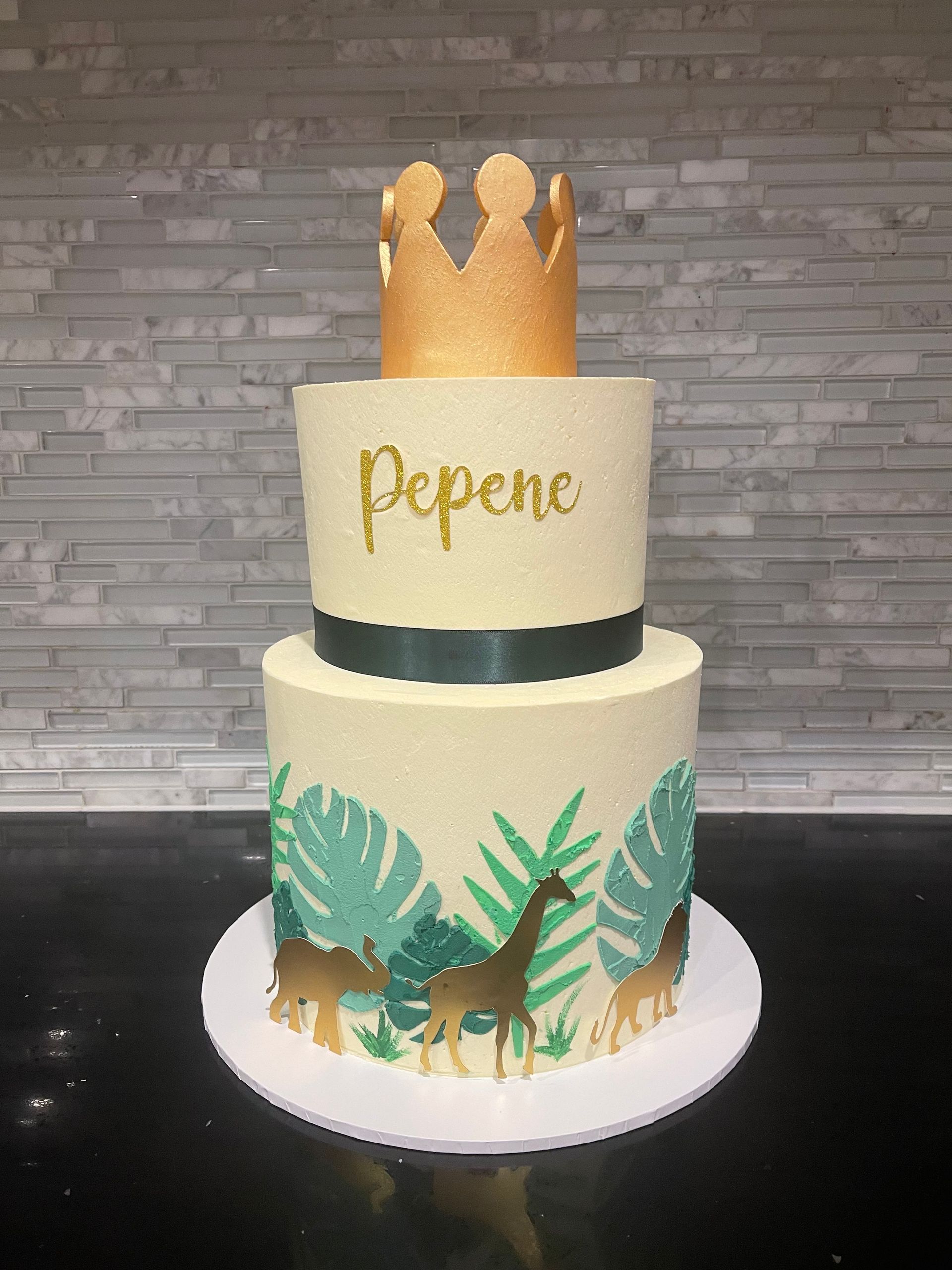 A cake with a crown and the name pepene on it