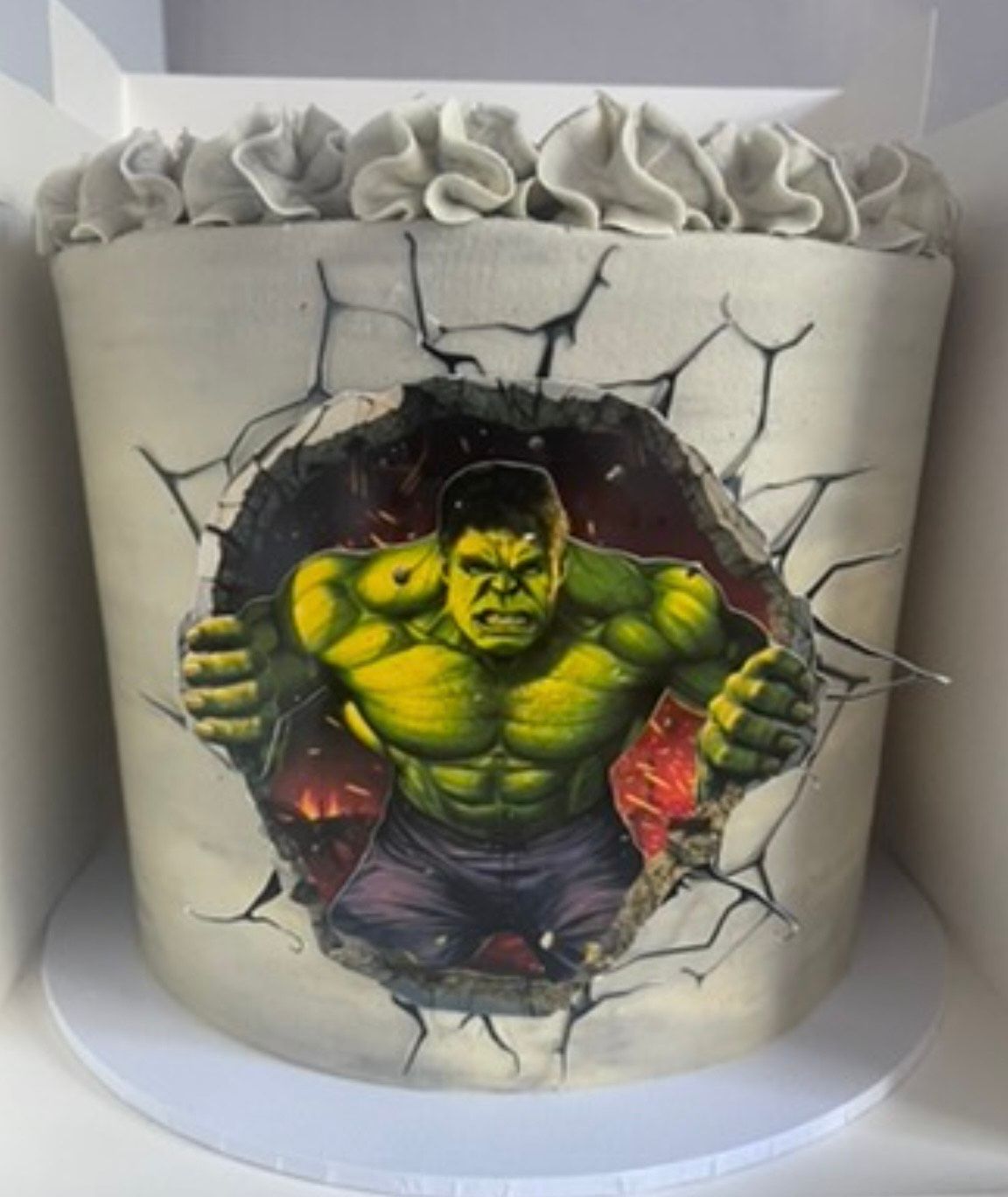 A cake with a picture of the hulk on it