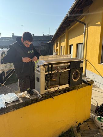 Un nostro tecnico specialista mentre ripara un climatizzatore marchio Olimpia presso il nostro cliente di Alba (CN)