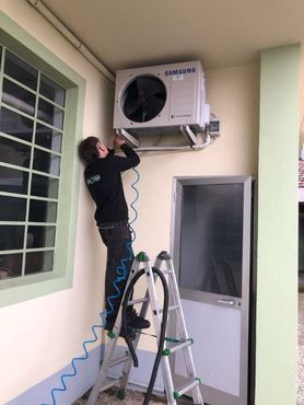 Un nostro tecnico specialista mentre ripara un climatizzatore marchio Olimpia presso il nostro cliente di Alba (CN)