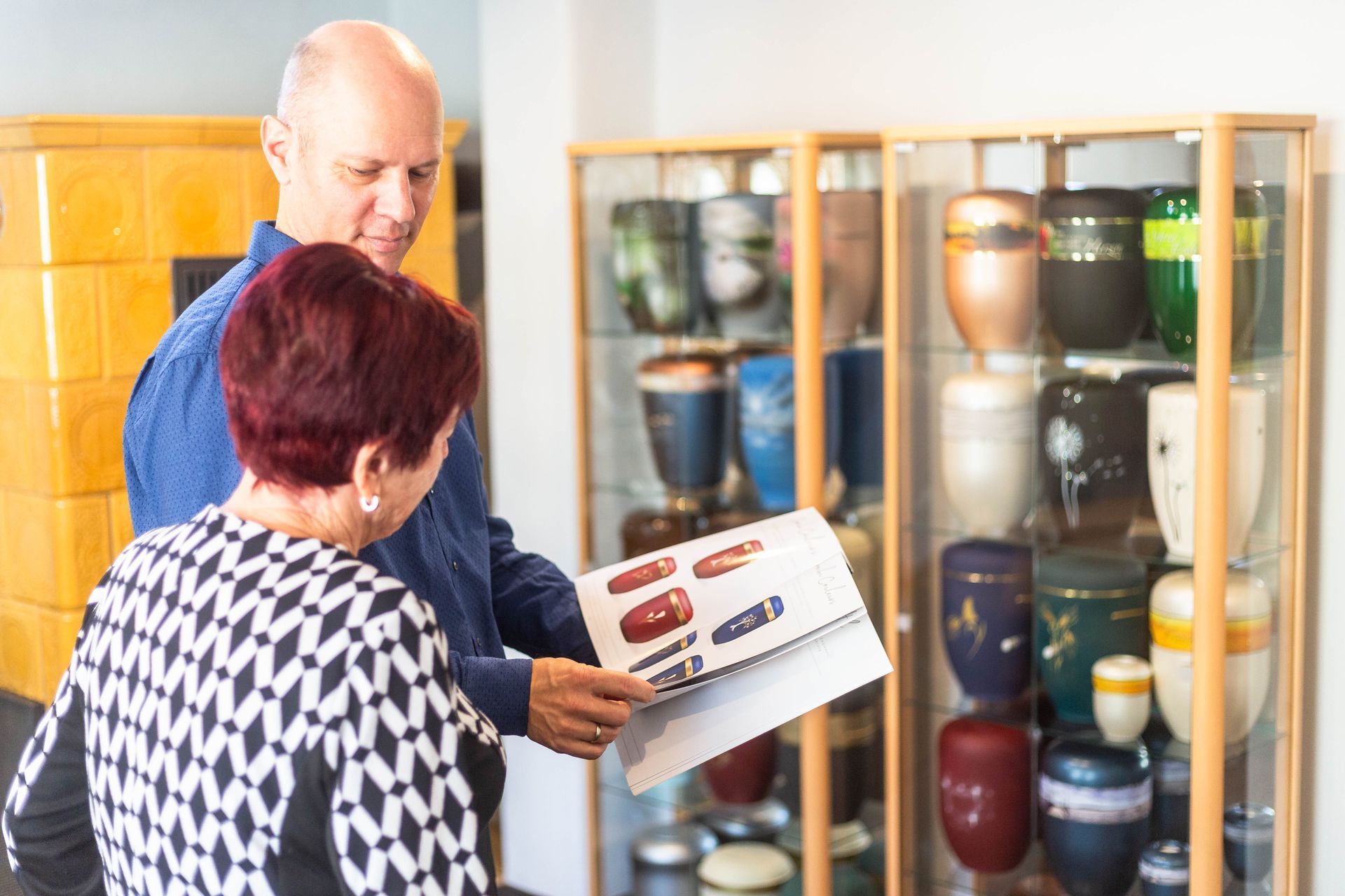 Daniel Schuldt berät eine Frau zu einer Bestattung oder Bestattungsvorsorge in Stralsun