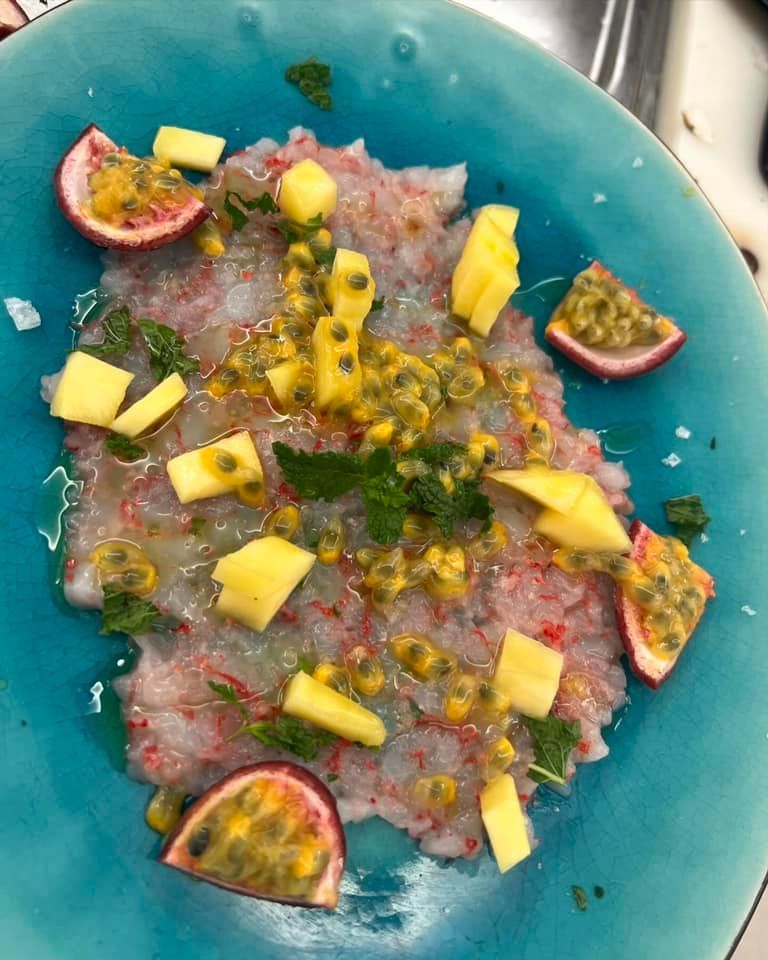 Ricci di mare, uova arancioni esposte, disposti sul ghiaccio in un vassoio bianco.