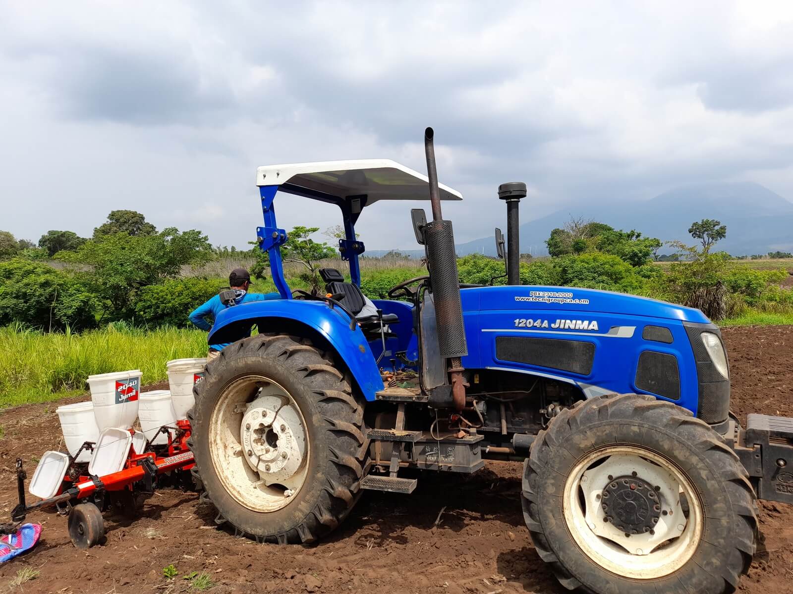 Tractor clientes satisfechos