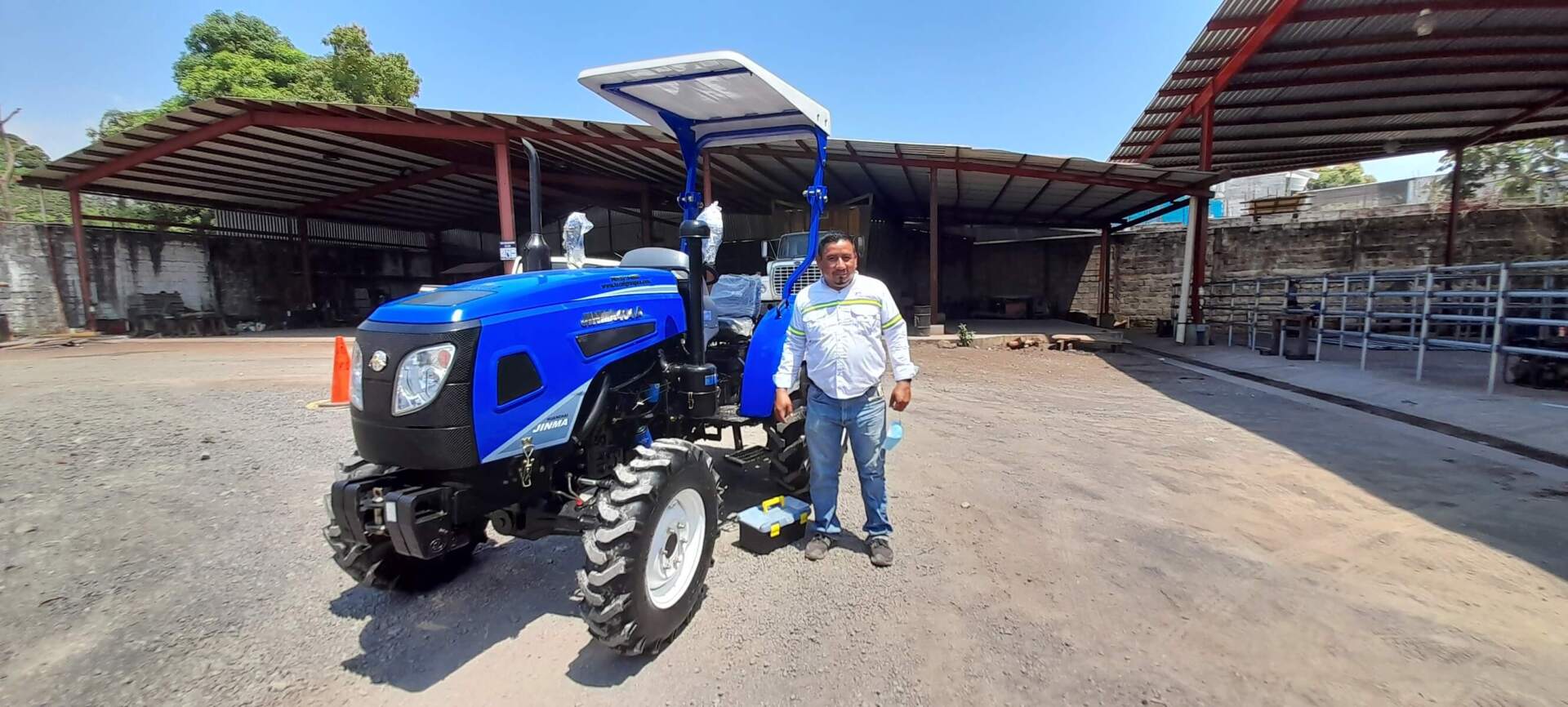 Tractor clientes satisfechos