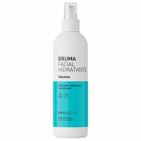 Una botella de spray hidratante facial bruma sobre un fondo blanco.