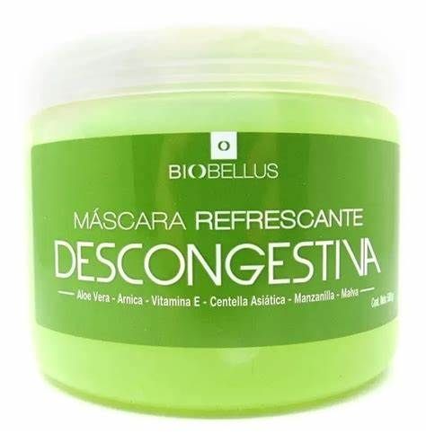 Un tarro de mascarilla descongestionante refrescante Biobellus sobre un fondo blanco.