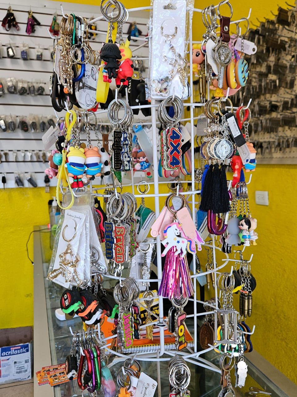 Un montón de llaveros están en exhibición en una tienda.