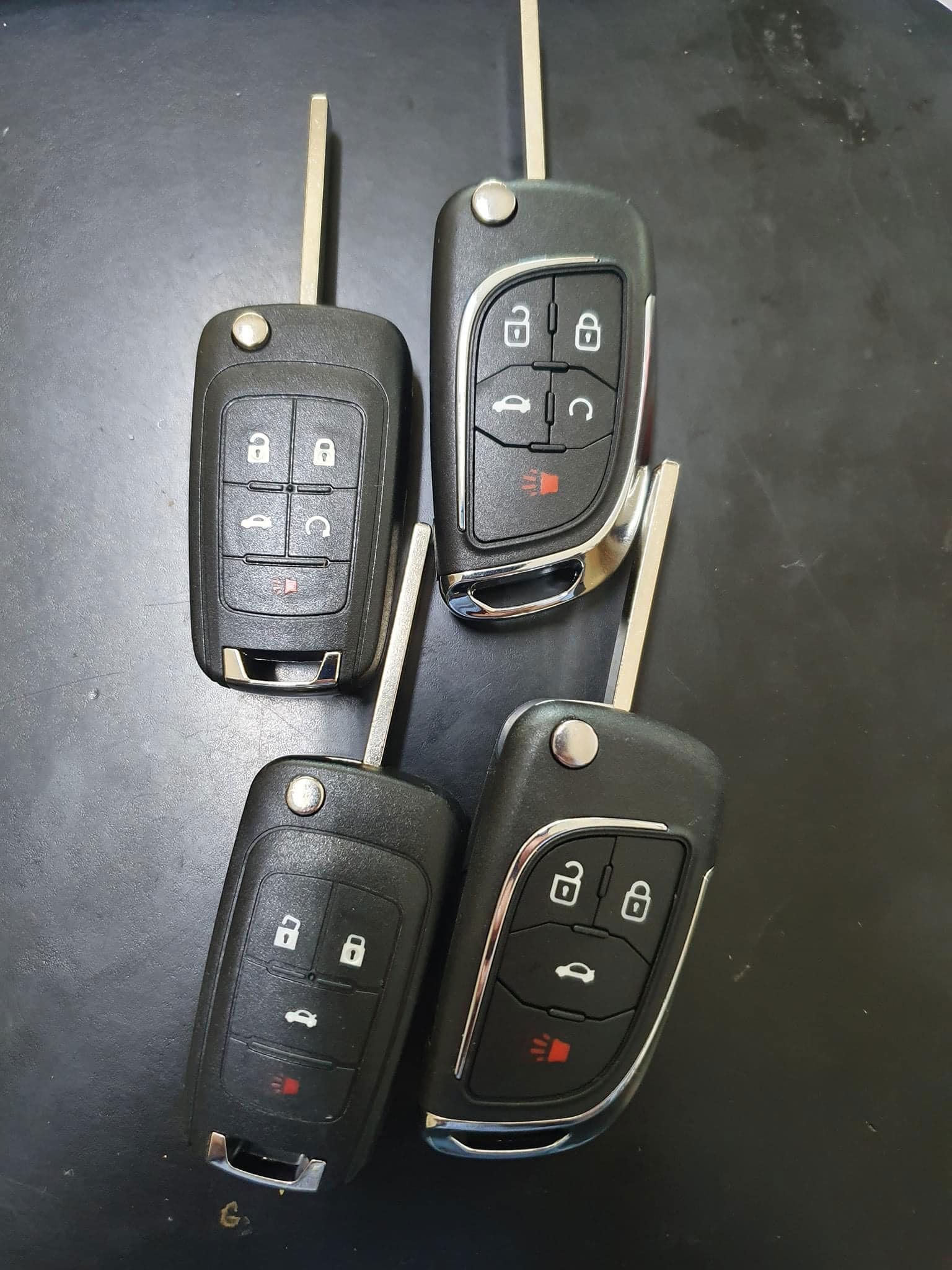 Tres llaves de coche están una encima de otra sobre una mesa.