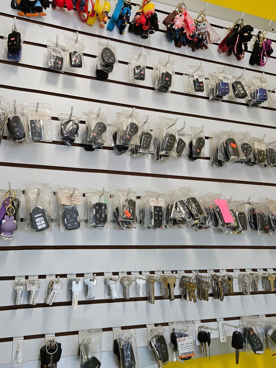 Un manojo de llaves está colgado en la pared de una tienda.