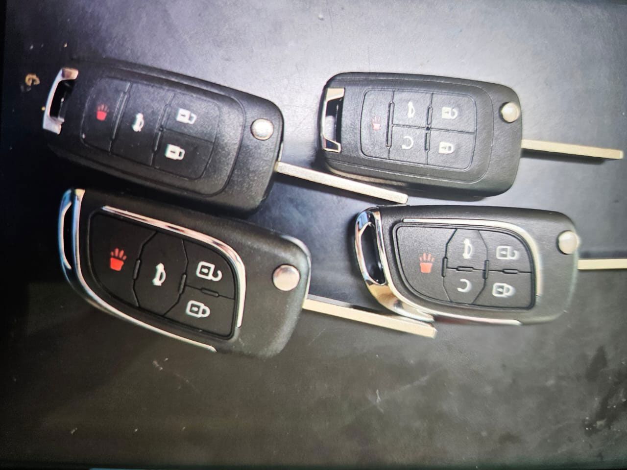 Tres llaves de coche están una encima de otra sobre una mesa.