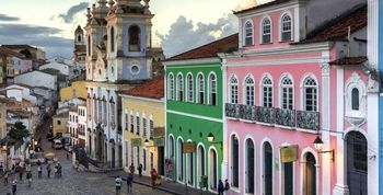 Vista aérea de Areado, Minas Gerais, com uma igreja ao fundo