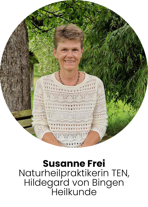 Foto: Martina Heinz, sie befindet sich in der Natur und lächelt in die Kamera. Martina trägt eine Brille und offene Haare