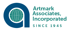 Logotipo de Artmark Associates, Incorporated con una "a" azul que contiene un globo terráqueo y el texto "DESDE 1945".