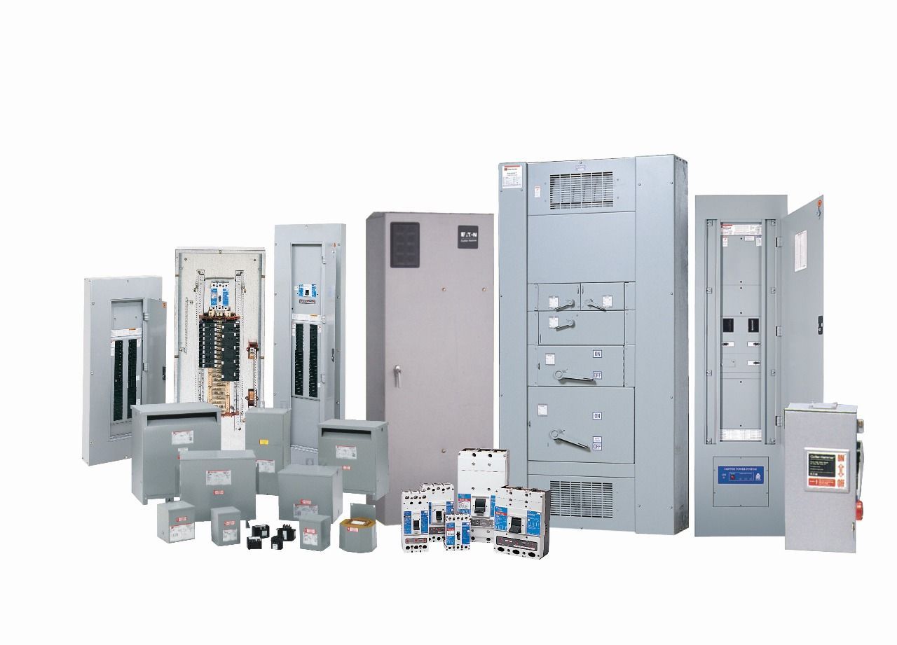 Placas de circuito verdes y componentes electrónicos sobre un dibujo técnico blanco.