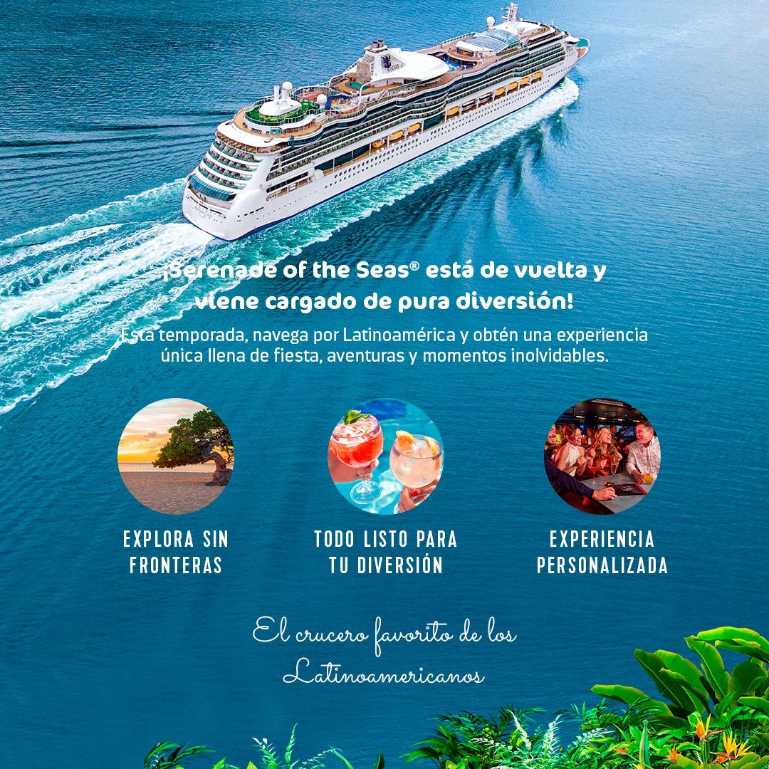 Un crucero está flotando sobre un cuerpo de agua.