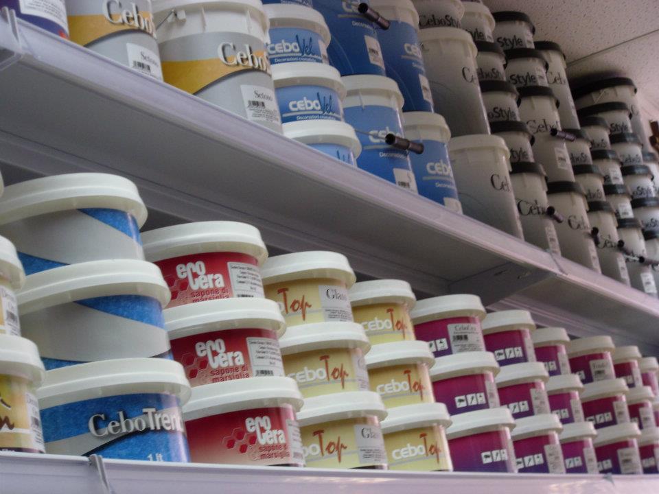 Barattoli di vernice