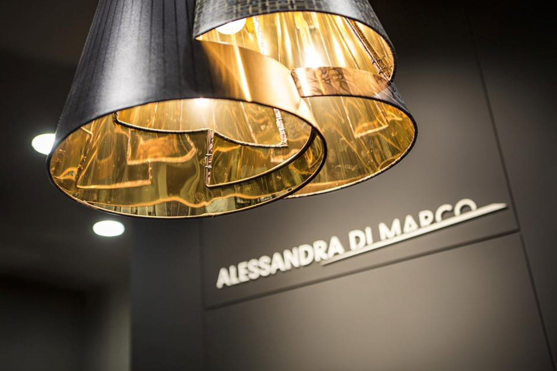 lampadario nero con interni dorati