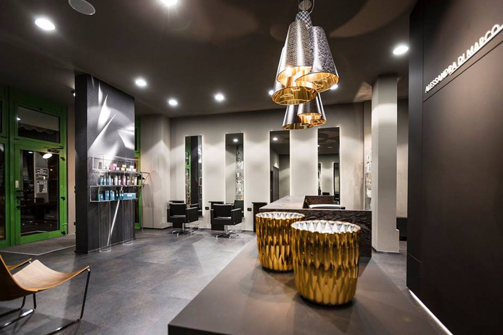 salone di parrucchieri con arredi scuri e dorati