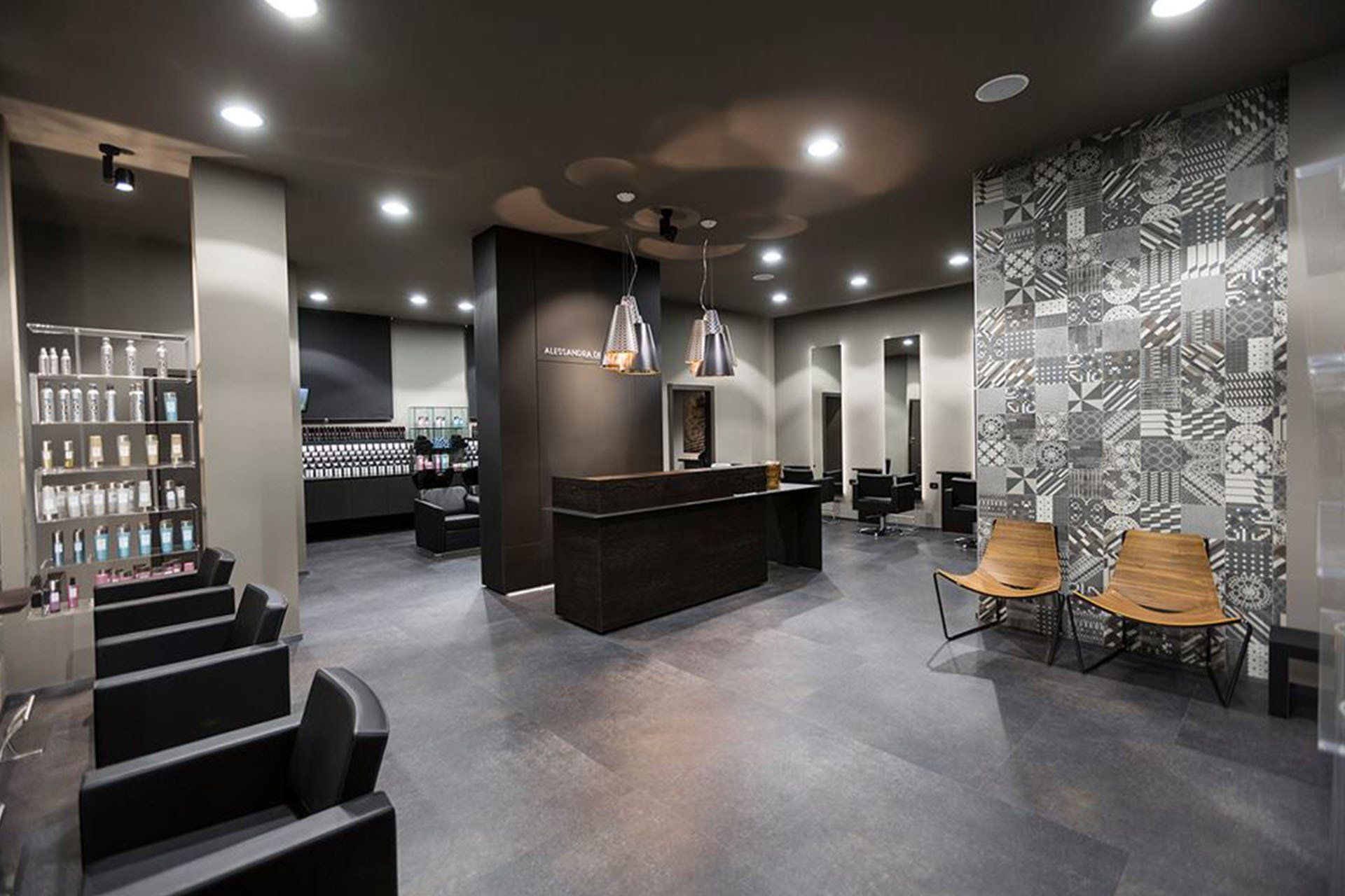 salone di parrucchieri con pavimenti e soffitto scuri