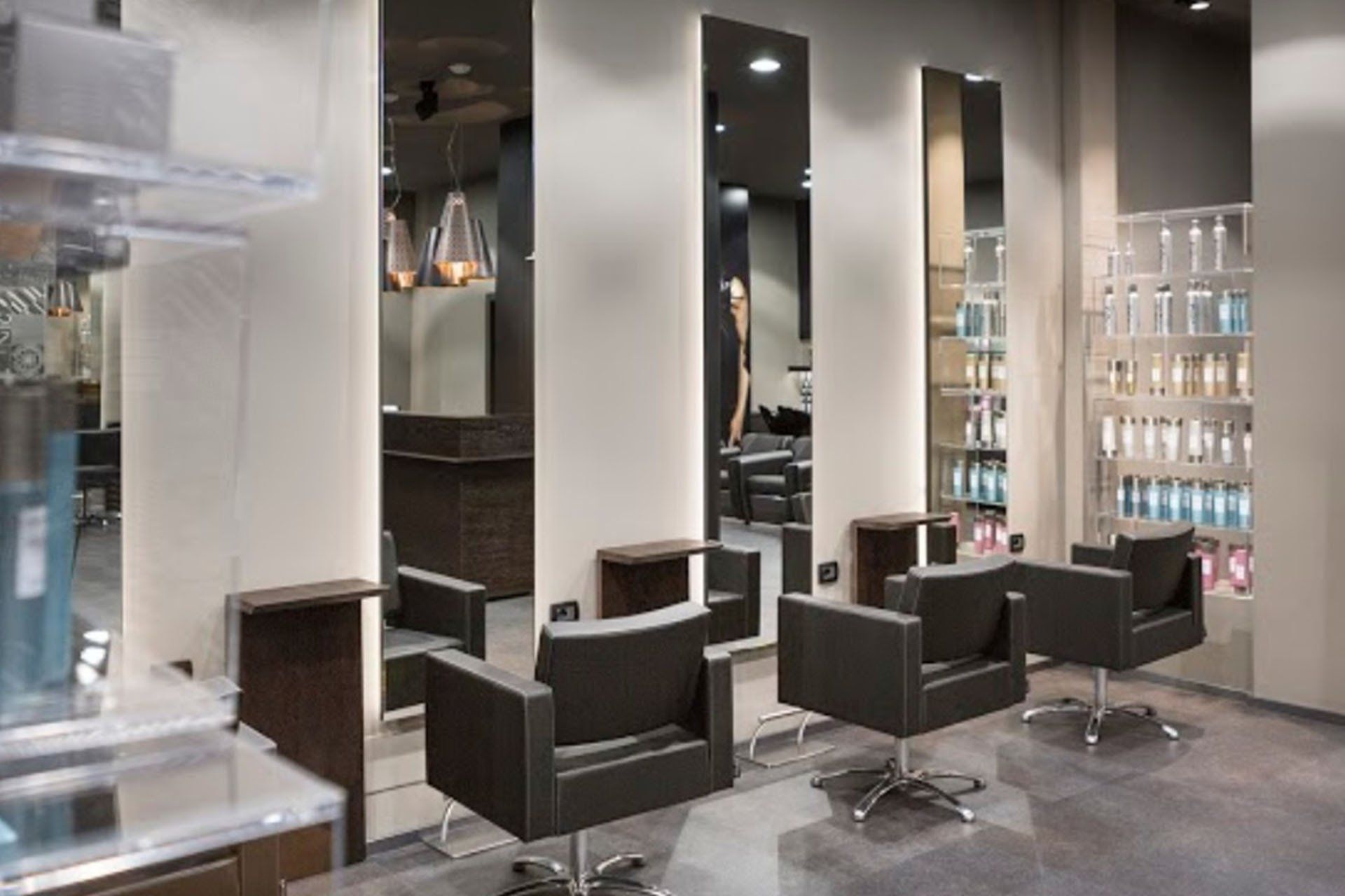 poltrone nere di salone di parrucchieri