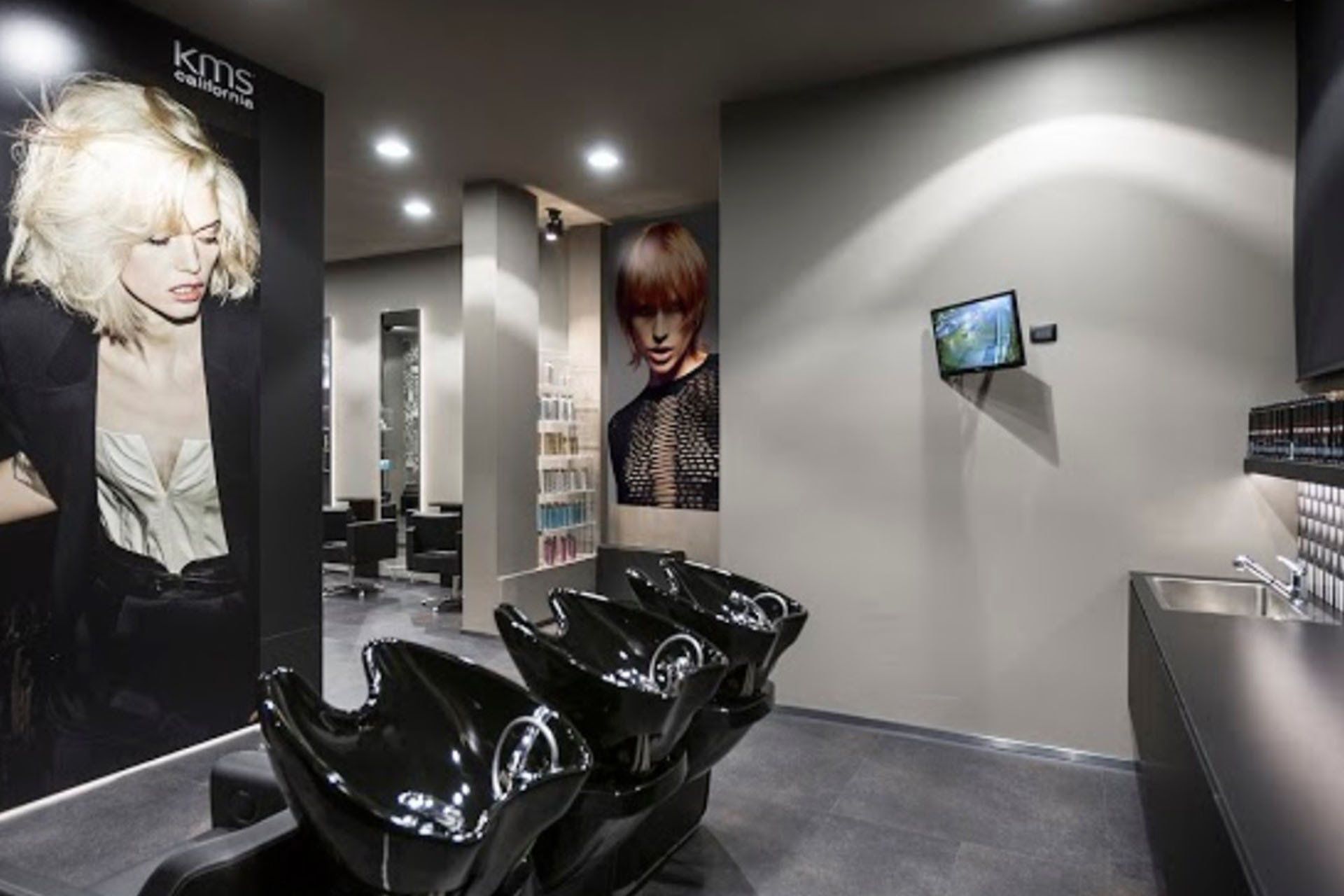 salone di parrucchieri con arredi moderni scuri