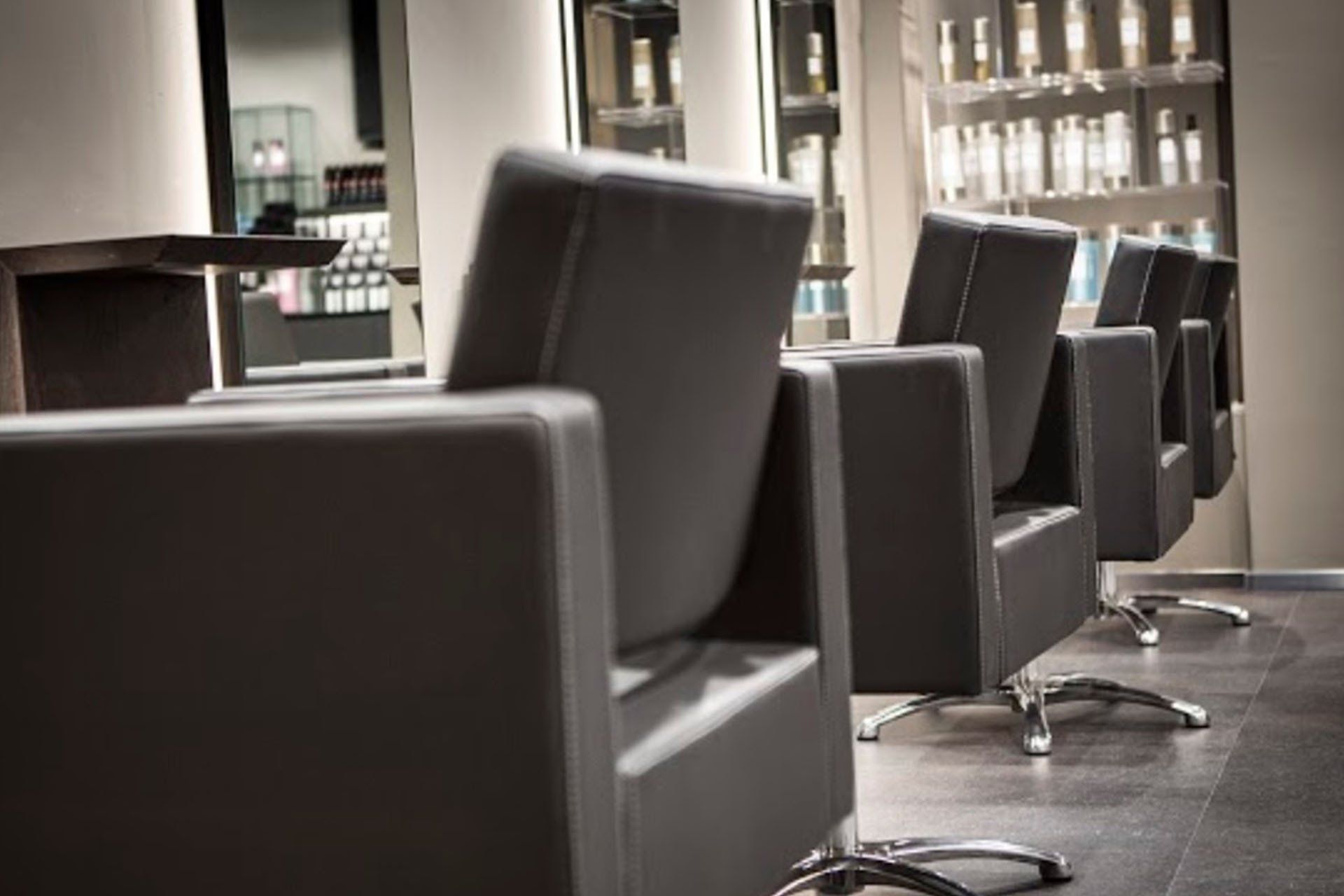 posizione taglio capelli con poltrone nere