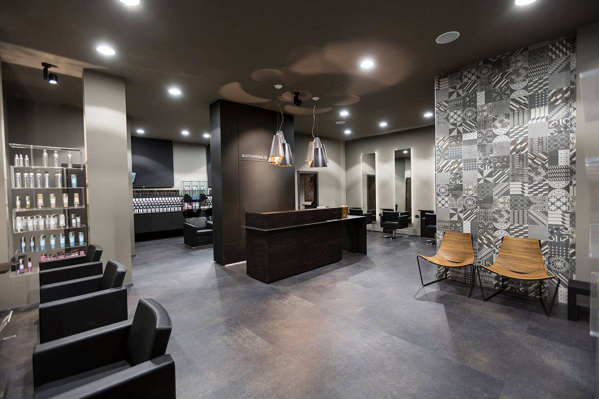 salone di parrucchieri con arredi scuri