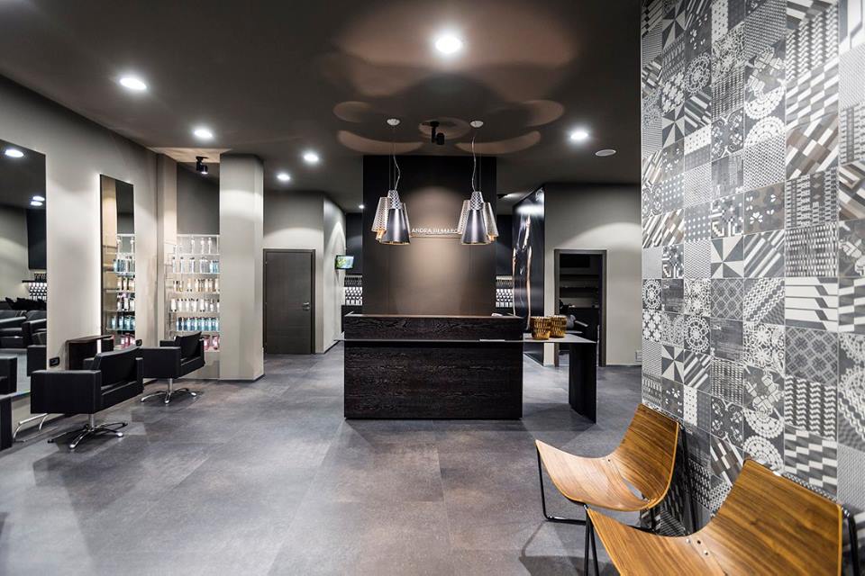 salone di parrucchieri con arredi scuri e sofisticati
