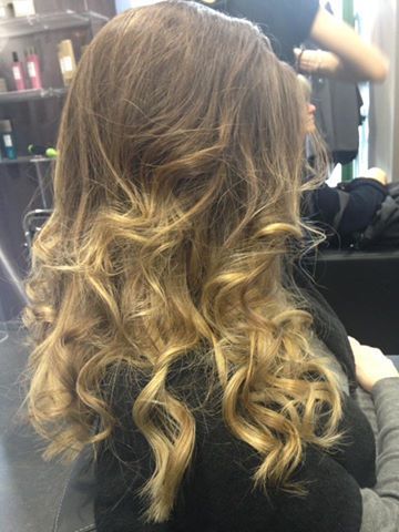 capelli con shatush e piega mossa