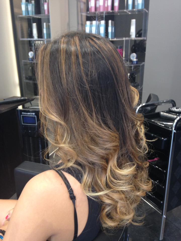 capelli castani con colpi di luce e punte mosse