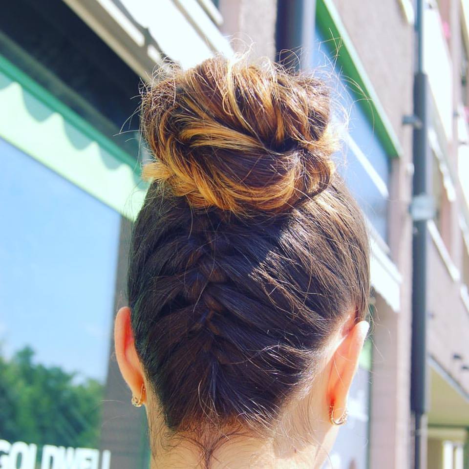 acconciatura con treccia e capelli raccolti in chignon