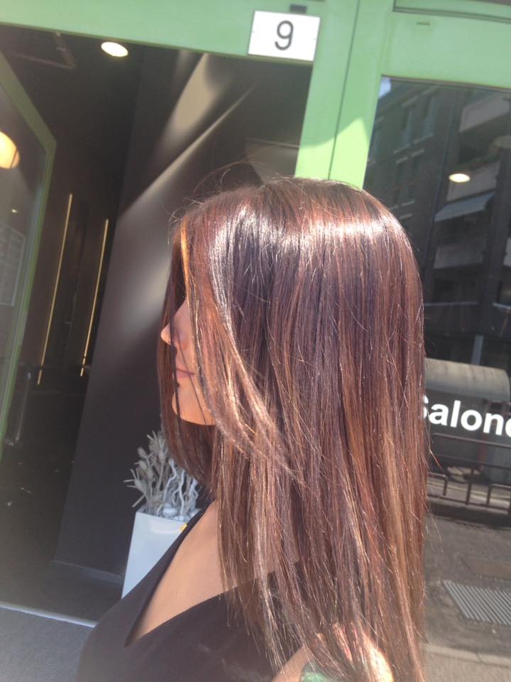capelli castani lisci con riflessi ramati