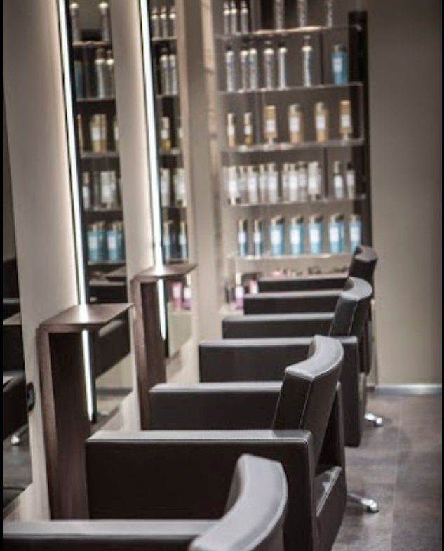 postazioni per taglio di capelli con poltrone nere