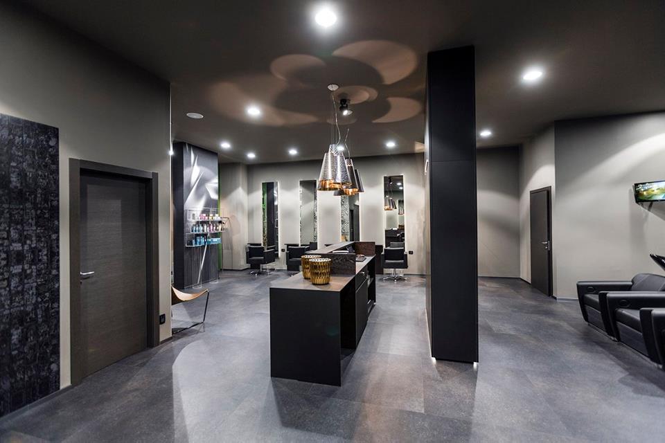 salone di parrucchieri con illuminazione e arredi di design
