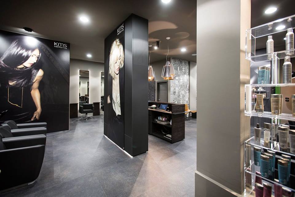 salone di parrucchieri con colonna nera